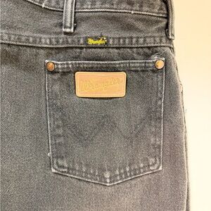 Wrangler Men’s Charcoal Black Straight Jeans with Leather Patch